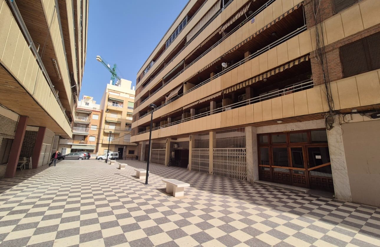 2 Zimmer Strandapartment zu verkaufen in Torrevieja mit Garage - 254.000 € (Ref: 9761429)