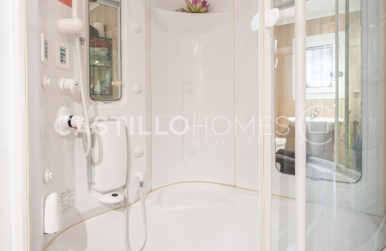 4 bedroom Villa for sale in Torrevieja with pool - € 545,000 (Ref: 9795116)