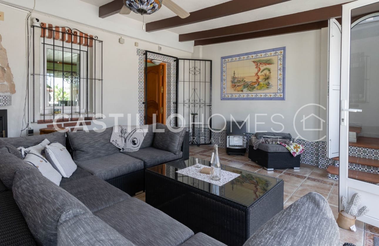 4 bedroom Villa for sale in Torrevieja with pool - € 545,000 (Ref: 9795116)