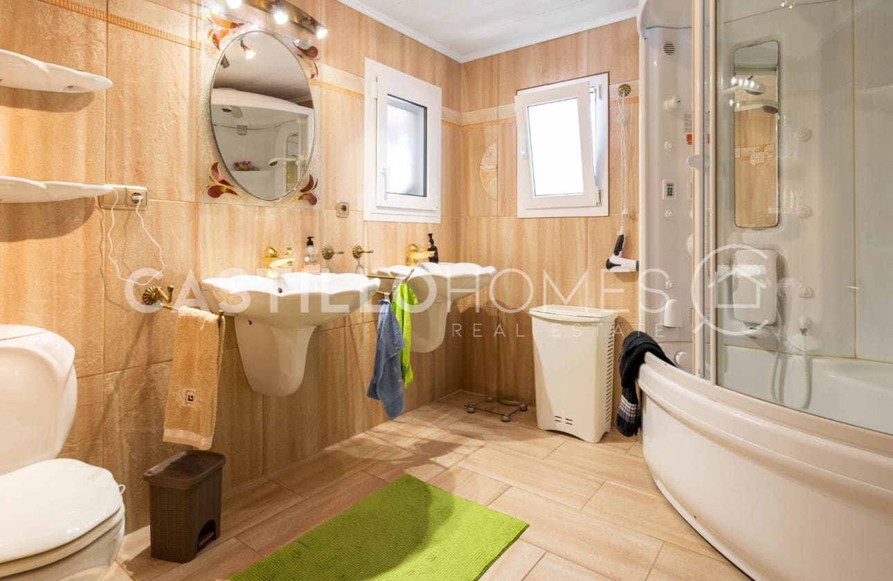 4 bedroom Villa for sale in Torrevieja with pool - € 545,000 (Ref: 9795116)