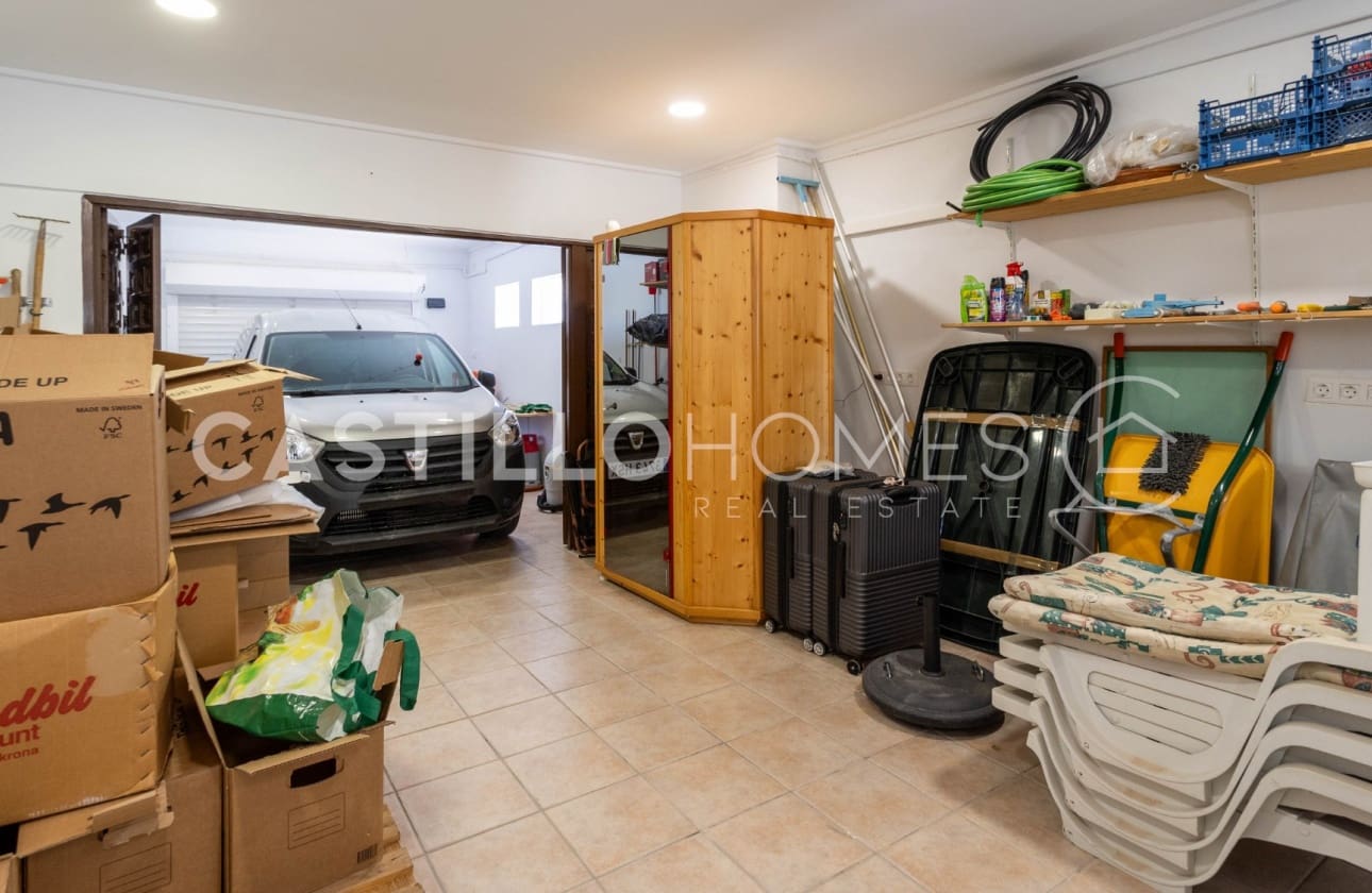 4 bedroom Villa for sale in Torrevieja with pool - € 545,000 (Ref: 9795116)