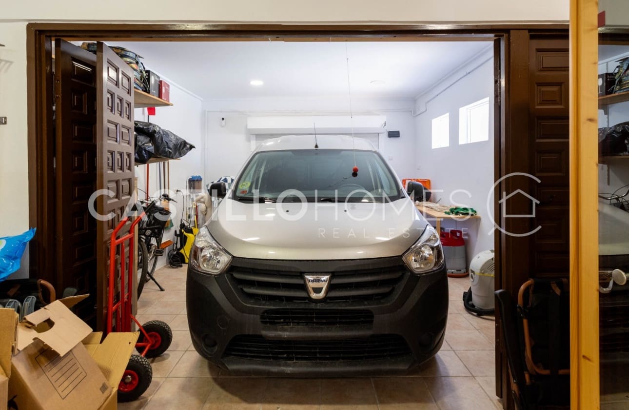 4 bedroom Villa for sale in Torrevieja with pool - € 545,000 (Ref: 9795116)