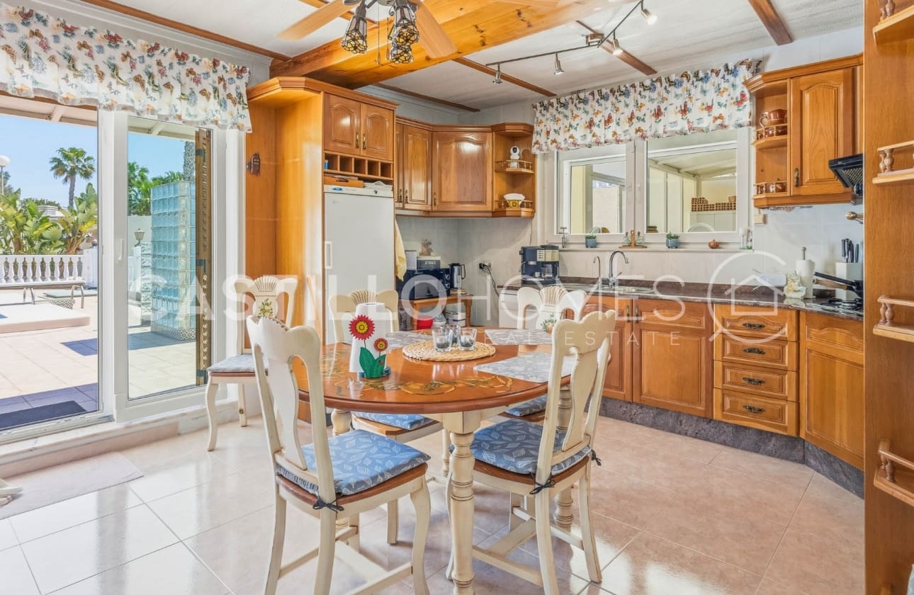 4 bedroom Villa for sale in Torrevieja with pool - € 545,000 (Ref: 9795116)