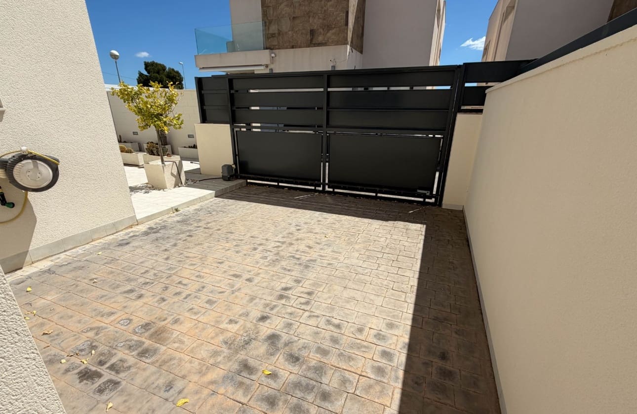 3 sypialnia Dom na sprzedaż w Ciudad Quesada z basenem - 399 900 € (Ref: 9795121)