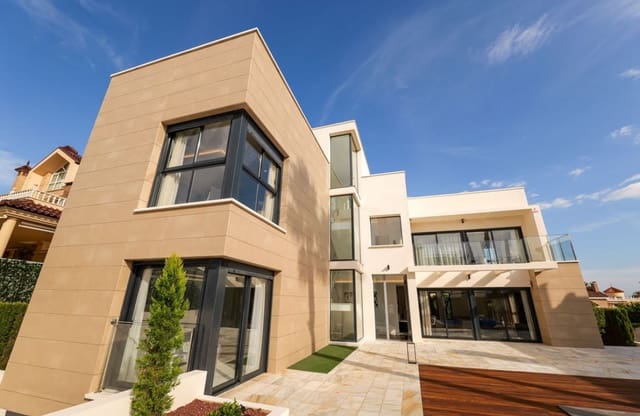 Chalet de 3 habitaciones en La Veleta, Torrevieja en venta - 1.630.000 € (Ref: 9795129)