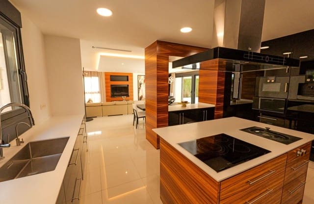 Chalet de 3 habitaciones en La Veleta, Torrevieja en venta - 1.630.000 € (Ref: 9795129)