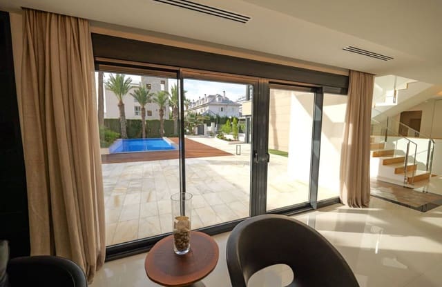 Chalet de 3 habitaciones en La Veleta, Torrevieja en venta - 1.630.000 € (Ref: 9795129)