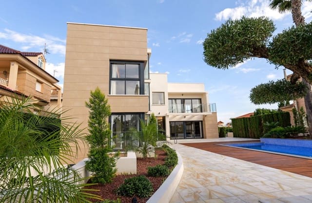 Chalet de 3 habitaciones en La Veleta, Torrevieja en venta - 1.630.000 € (Ref: 9795129)