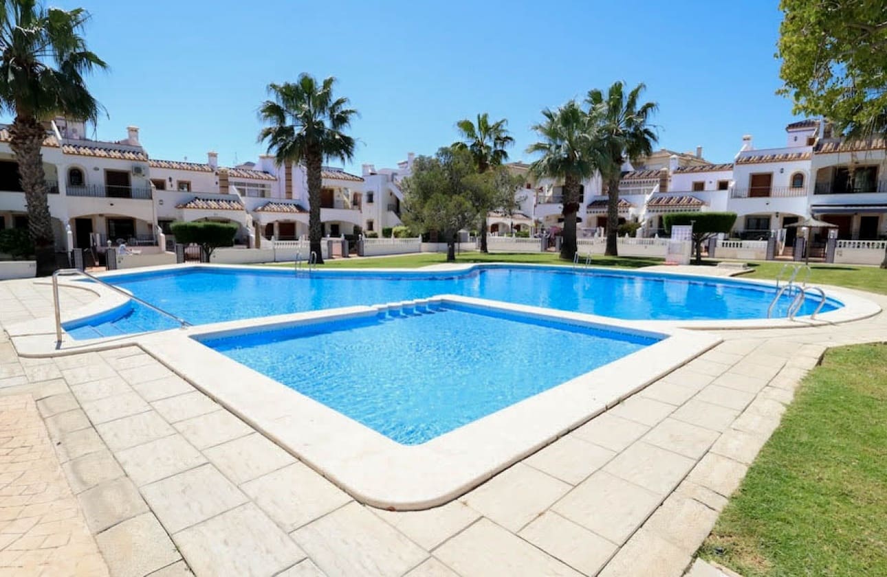 2 soveværelse Lejlighed til salg i Playa Flamenca med swimmingpool - € 179.000 (Ref: 9795135)