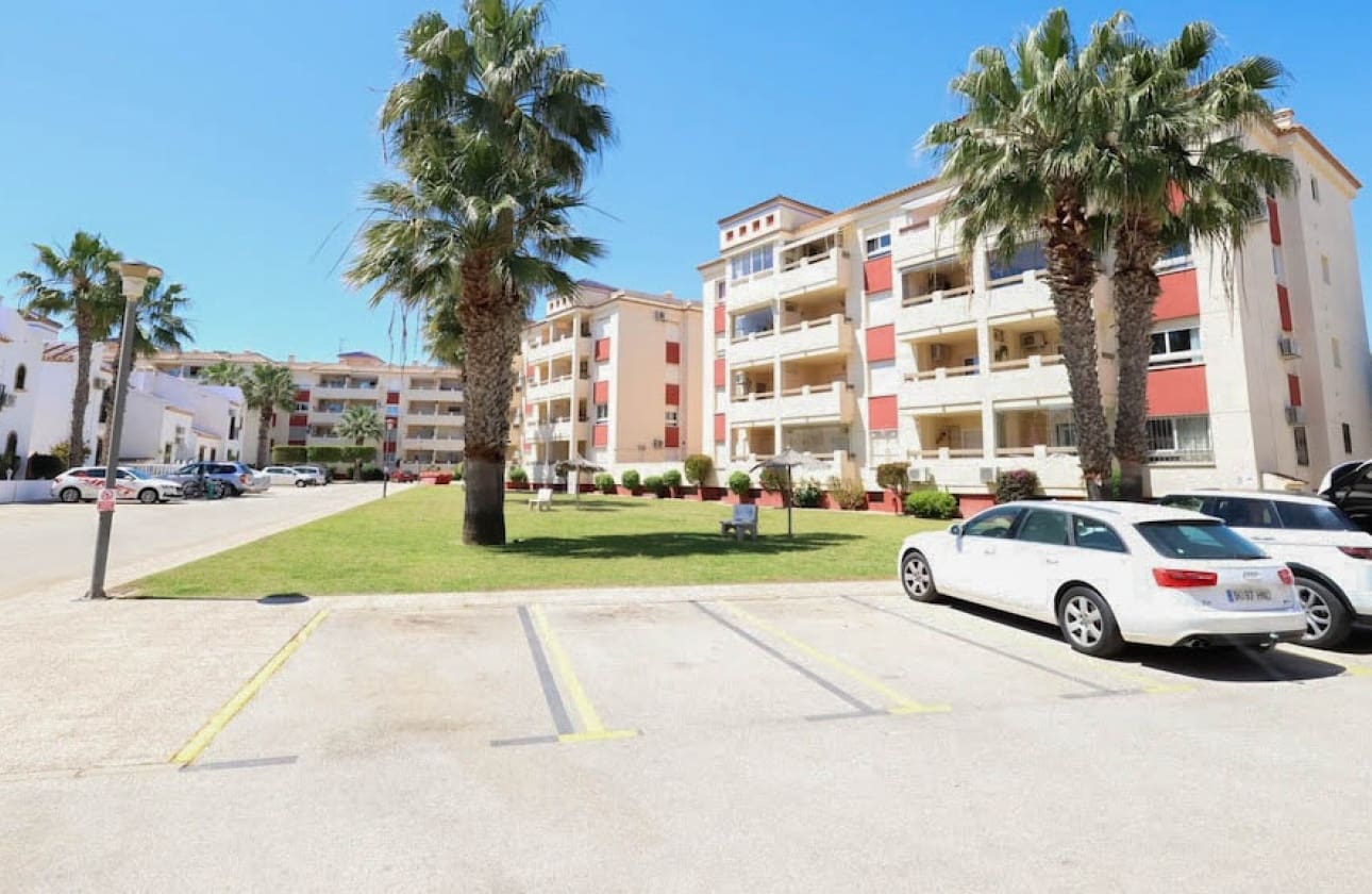2 soveværelse Lejlighed til salg i Playa Flamenca med swimmingpool - € 179.000 (Ref: 9795135)