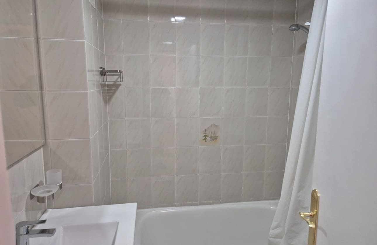 2 soveværelse Strandlejlighed til salg i Torrevieja med swimmingpool - € 139.900 (Ref: 9795144)