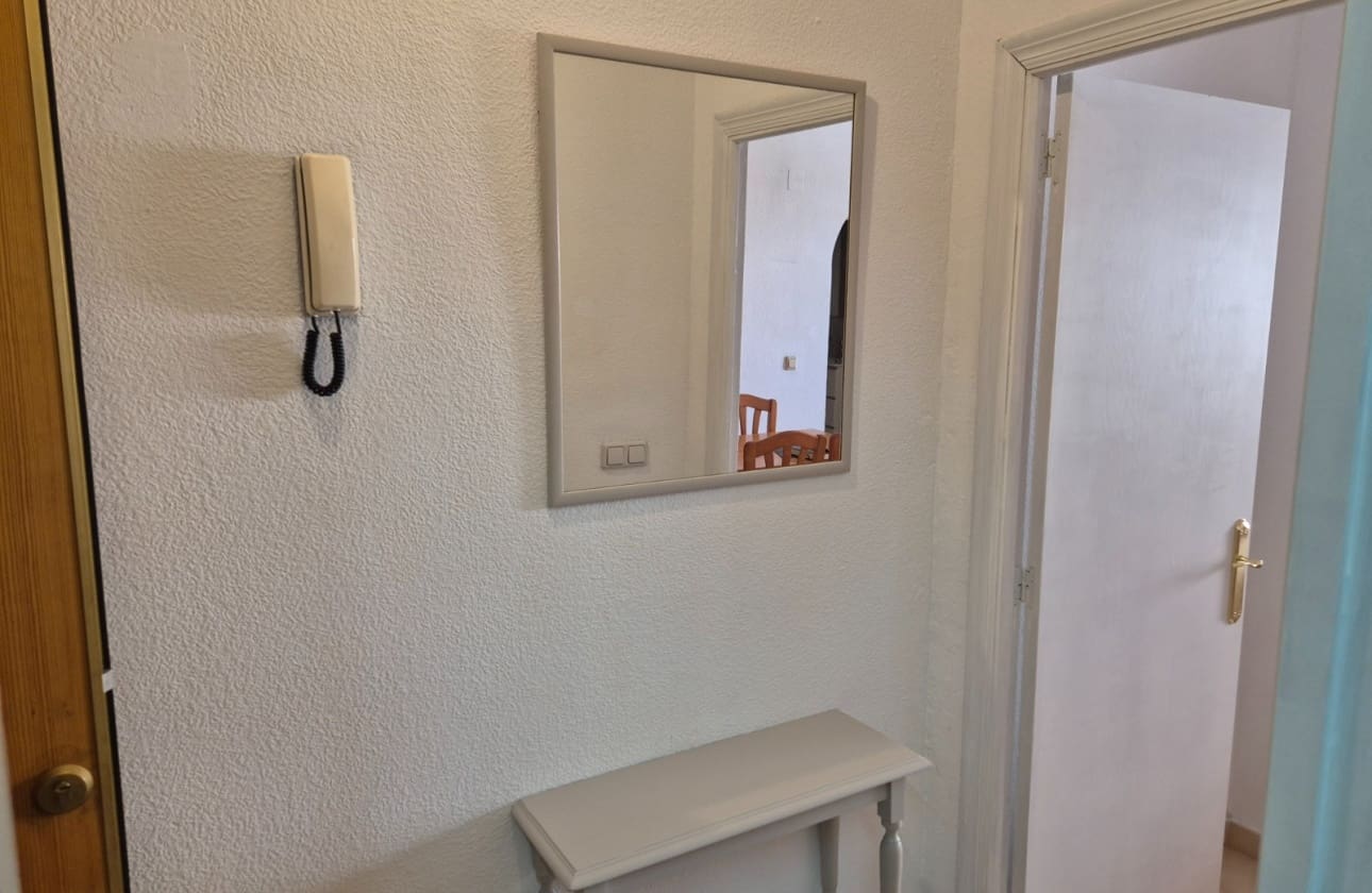 2 soveværelse Strandlejlighed til salg i Torrevieja med swimmingpool - € 139.900 (Ref: 9795144)