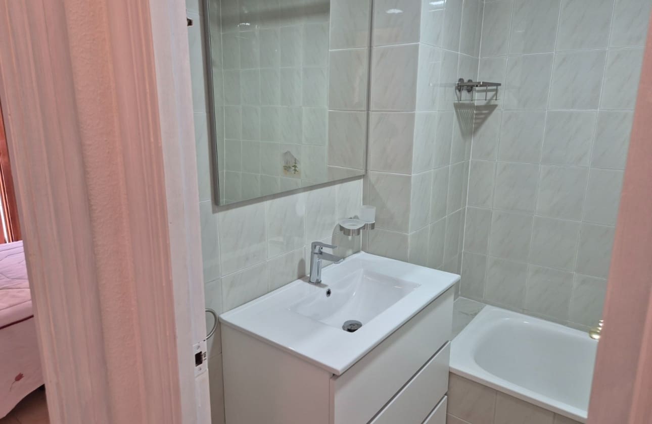 2 soveværelse Strandlejlighed til salg i Torrevieja med swimmingpool - € 139.900 (Ref: 9795144)