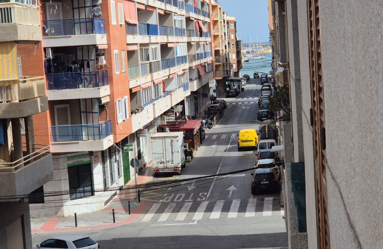 2 soveværelse Strandlejlighed til salg i Torrevieja med swimmingpool - € 139.900 (Ref: 9795144)