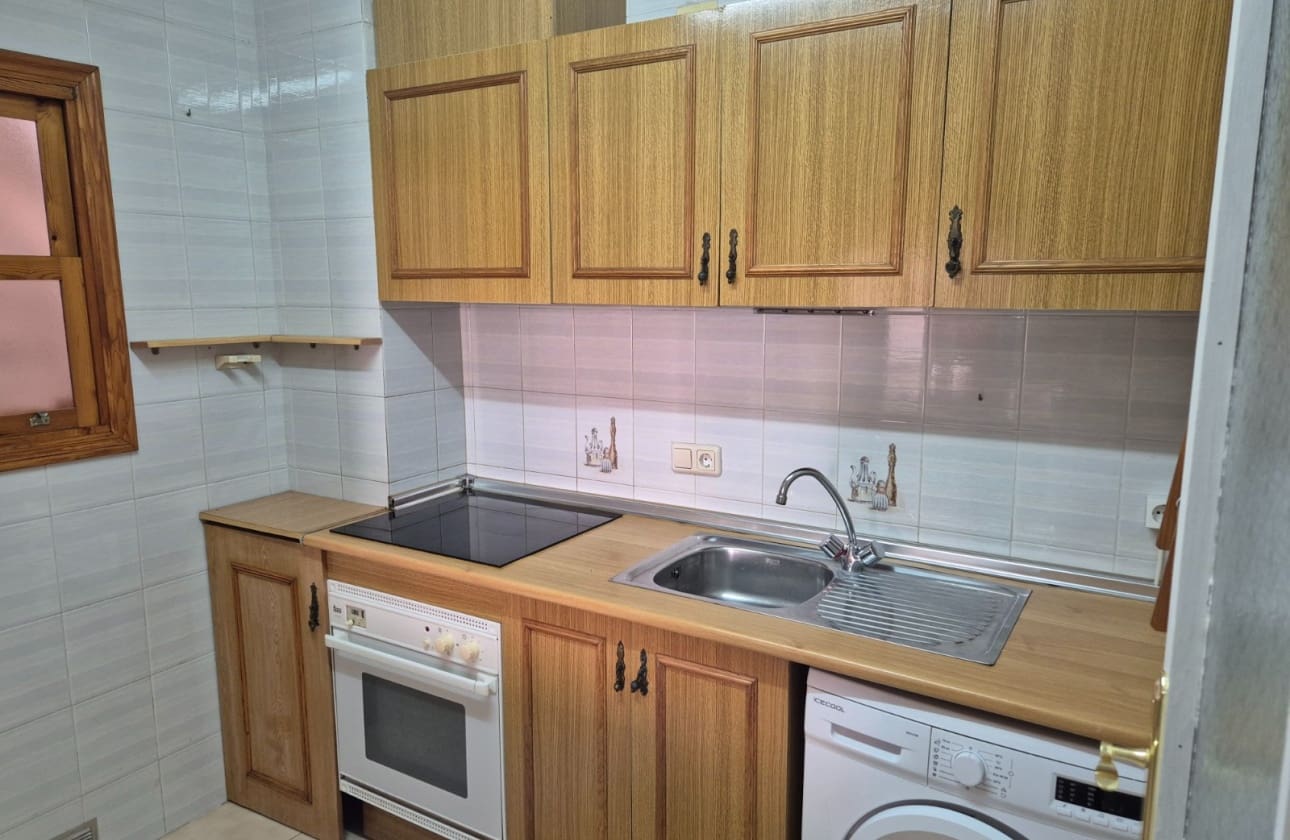 2 soveværelse Strandlejlighed til salg i Torrevieja med swimmingpool - € 139.900 (Ref: 9795144)