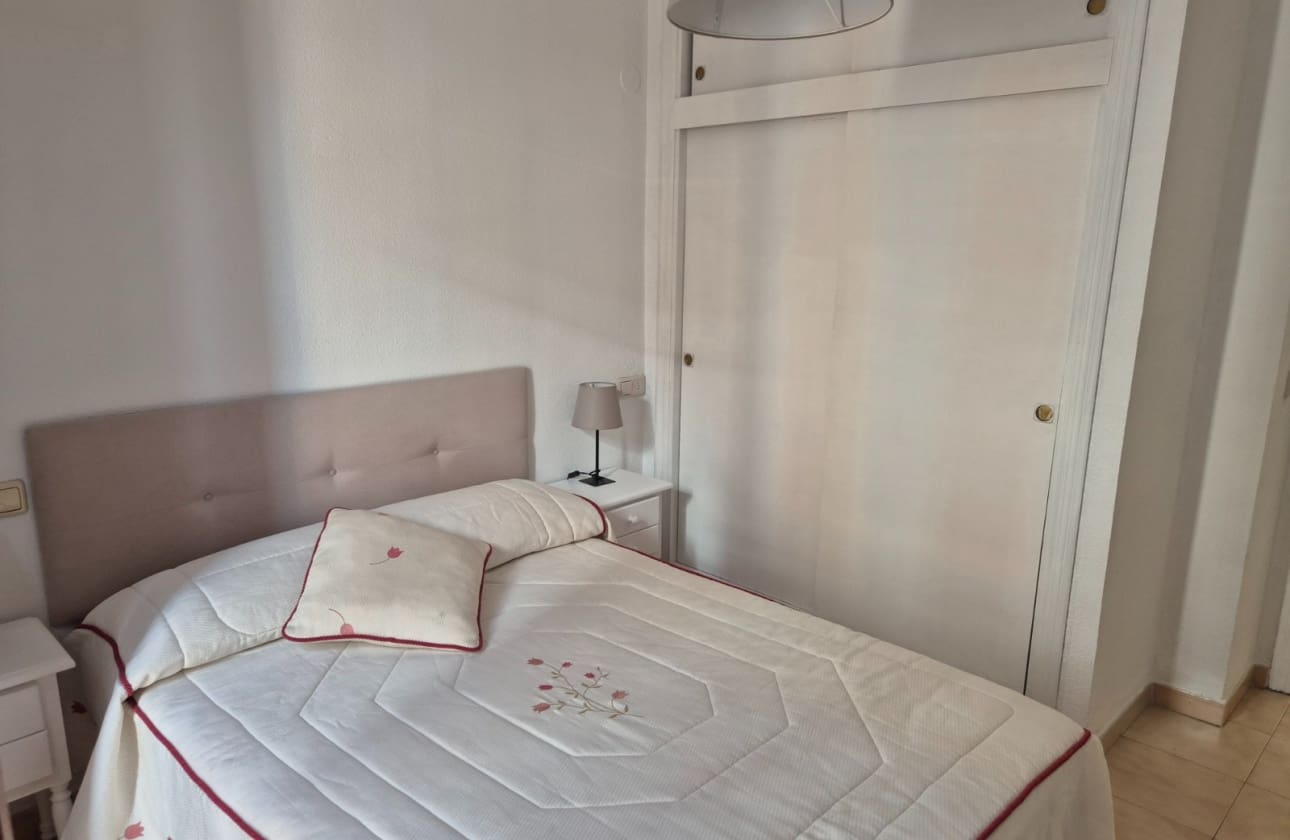 2 soveværelse Strandlejlighed til salg i Torrevieja med swimmingpool - € 139.900 (Ref: 9795144)