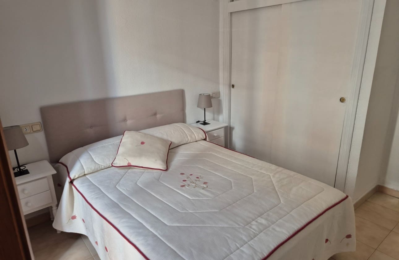 2 soveværelse Strandlejlighed til salg i Torrevieja med swimmingpool - € 139.900 (Ref: 9795144)