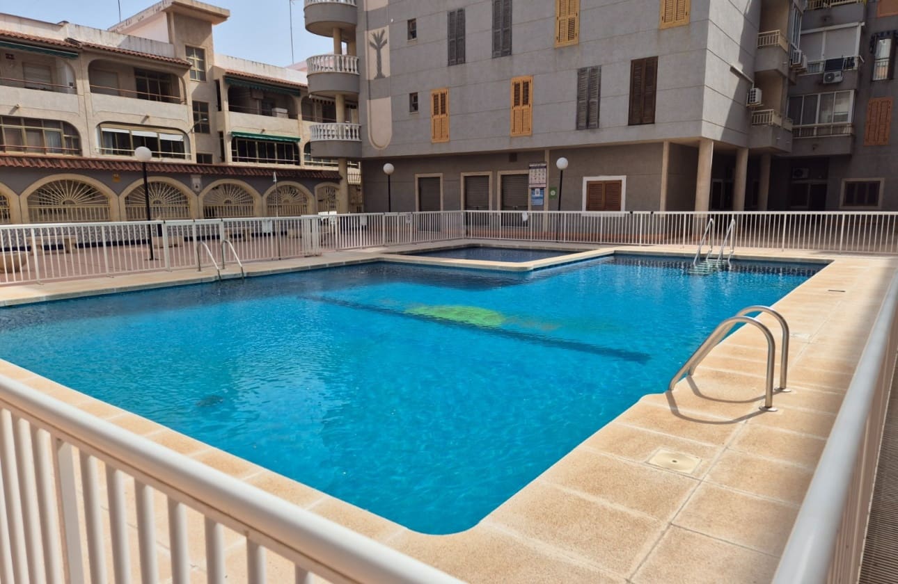 2 soveværelse Strandlejlighed til salg i Torrevieja med swimmingpool - € 139.900 (Ref: 9795144)