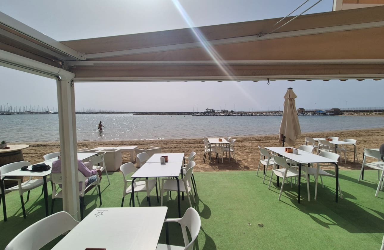 2 soveværelse Strandlejlighed til salg i Torrevieja med swimmingpool - € 139.900 (Ref: 9795144)