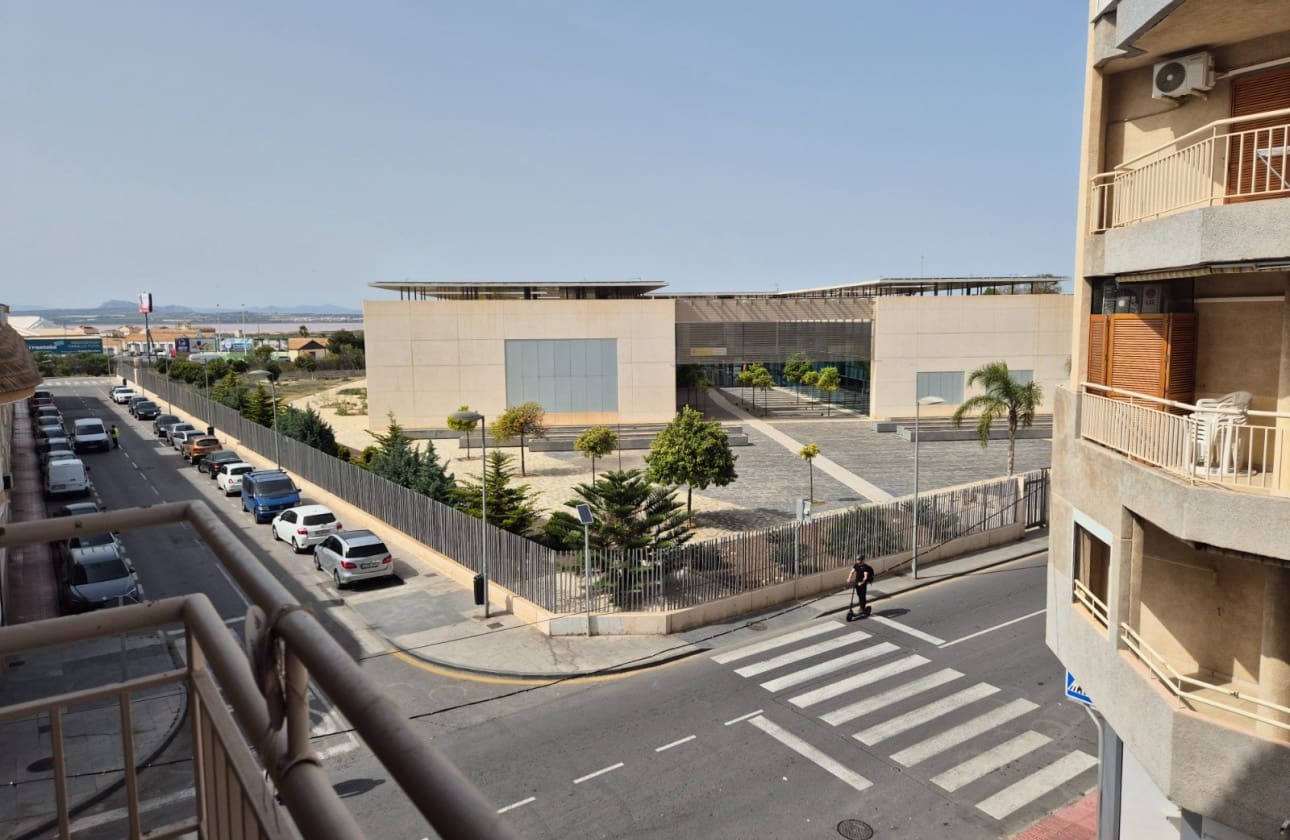 2 soveværelse Strandlejlighed til salg i Torrevieja med swimmingpool - € 139.900 (Ref: 9795144)
