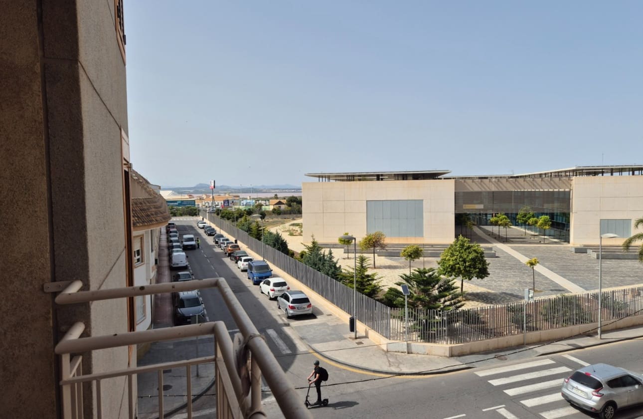 2 soveværelse Strandlejlighed til salg i Torrevieja med swimmingpool - € 139.900 (Ref: 9795144)