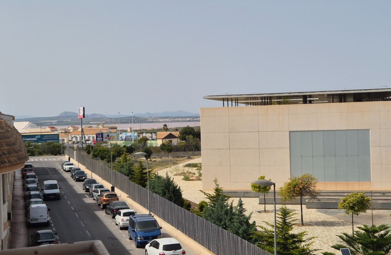 2 soveværelse Strandlejlighed til salg i Torrevieja med swimmingpool - € 139.900 (Ref: 9795144)