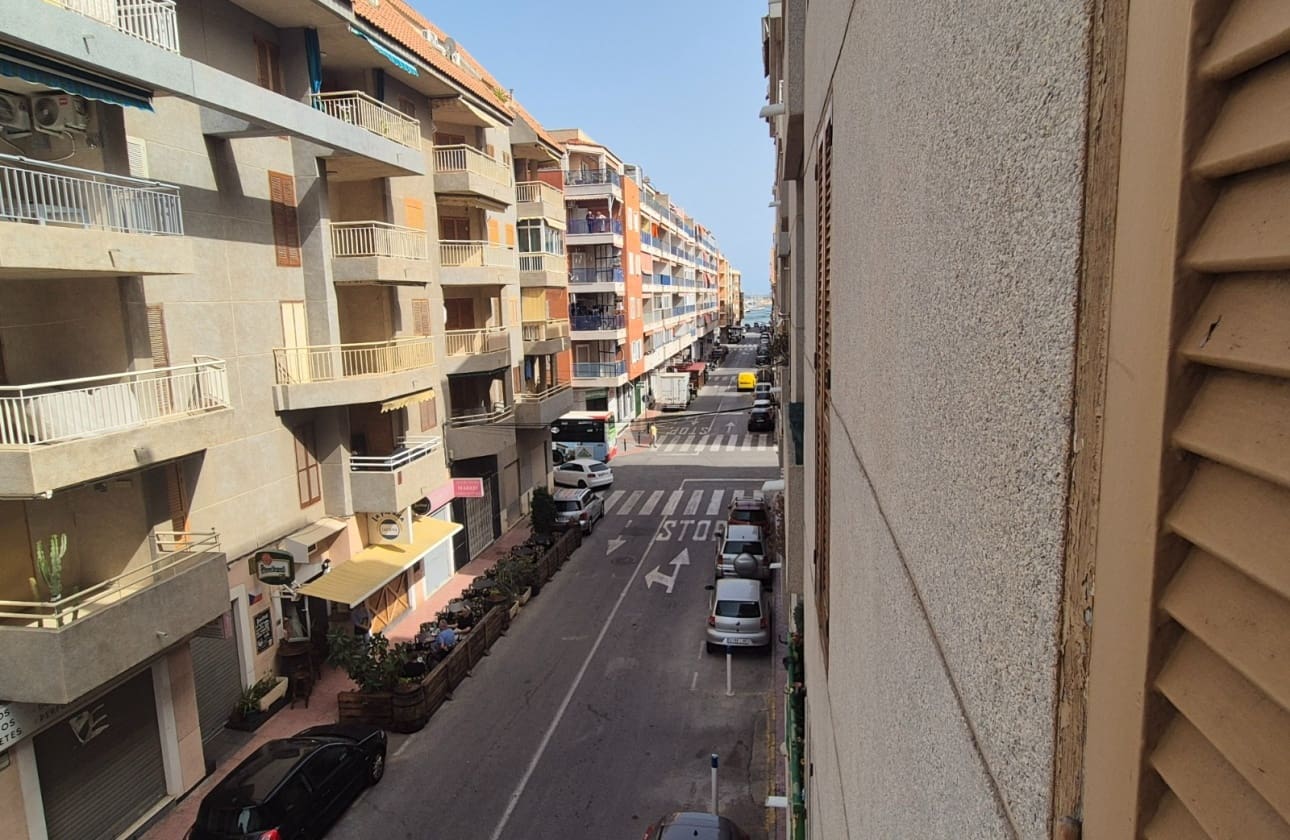 2 soveværelse Strandlejlighed til salg i Torrevieja med swimmingpool - € 139.900 (Ref: 9795144)