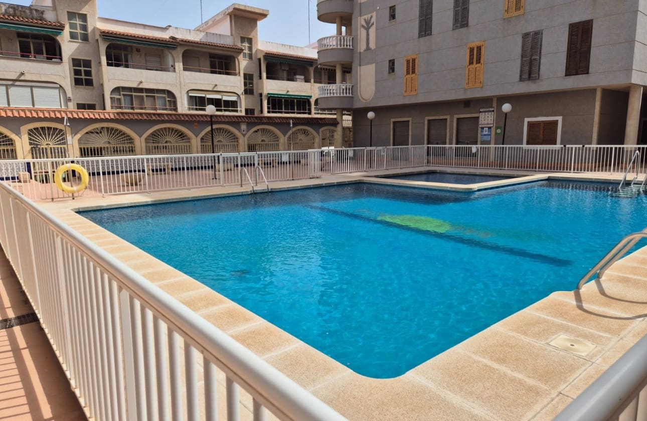 2 soveværelse Strandlejlighed til salg i Torrevieja med swimmingpool - € 139.900 (Ref: 9795144)