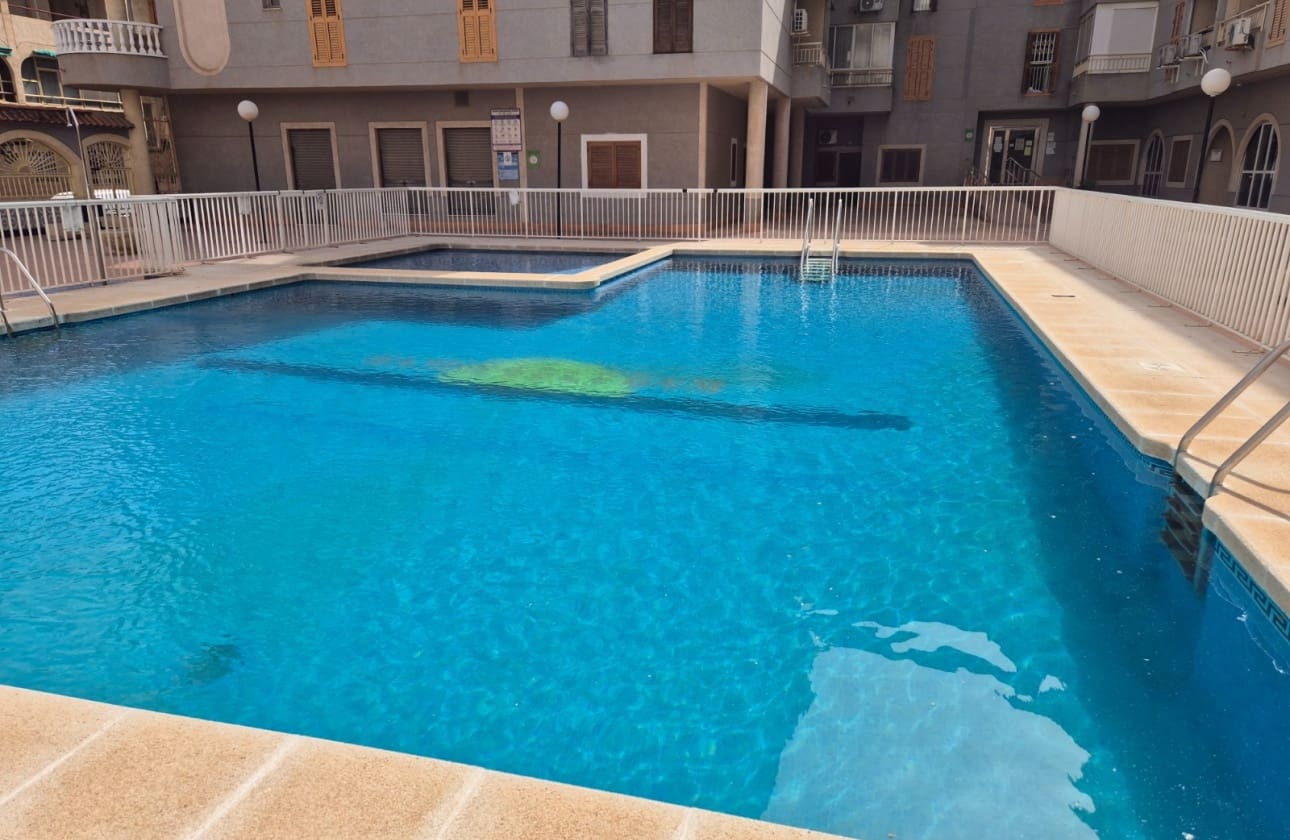 2 soveværelse Strandlejlighed til salg i Torrevieja med swimmingpool - € 139.900 (Ref: 9795144)