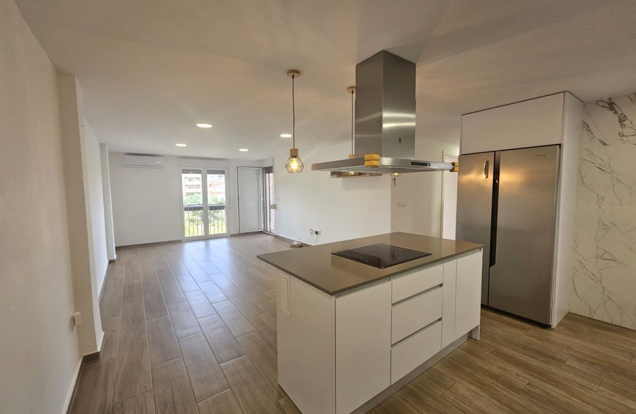 3 makuuhuone Ranta-asunto myytävänä paikassa Guardamar del Segura mukana 
autotalli - 220 000 € (Ref: 9808603)