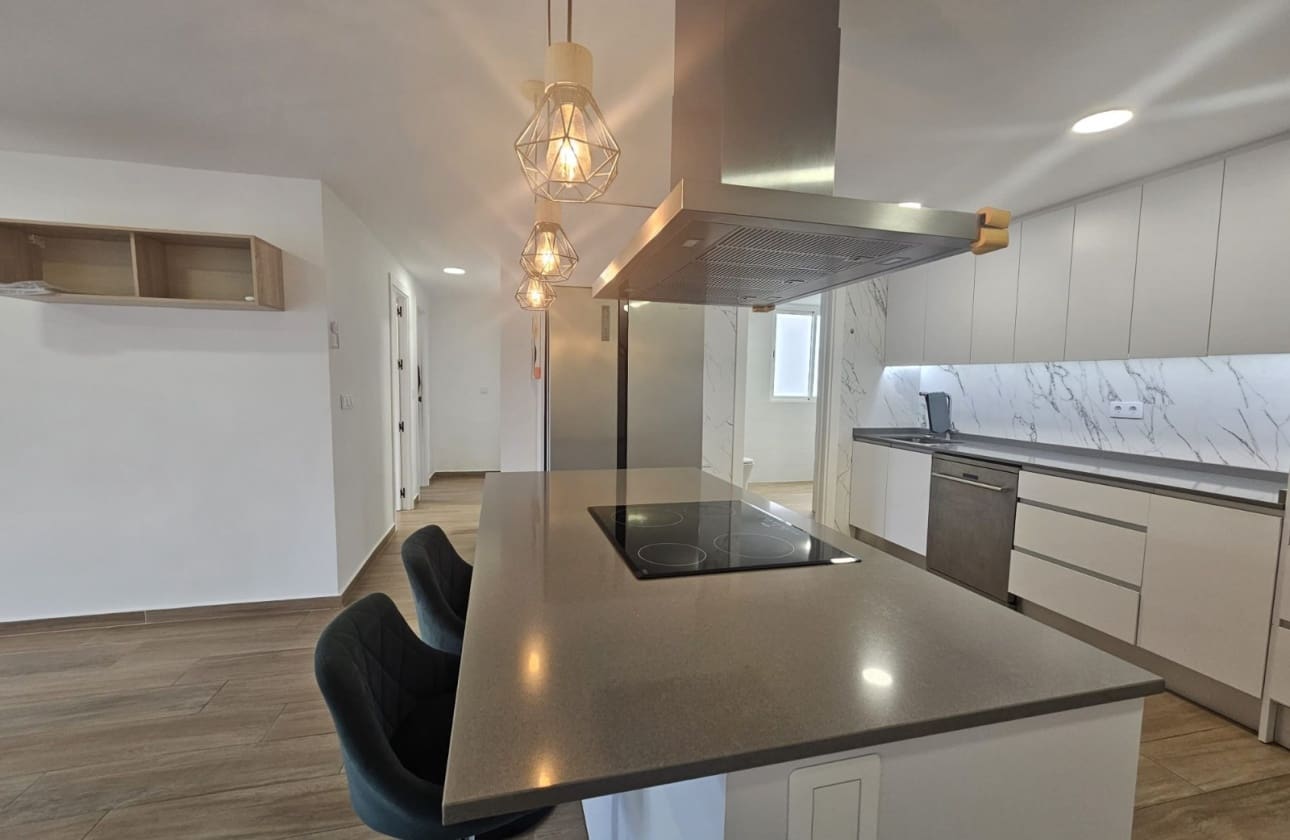 3 makuuhuone Ranta-asunto myytävänä paikassa Guardamar del Segura mukana 
autotalli - 220 000 € (Ref: 9808603)