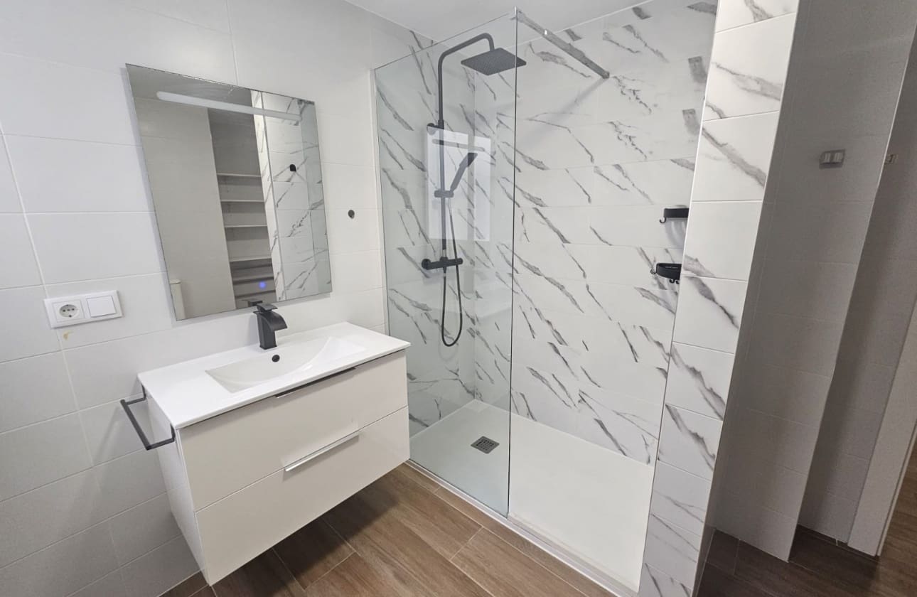 3 makuuhuone Ranta-asunto myytävänä paikassa Guardamar del Segura mukana 
autotalli - 220 000 € (Ref: 9808603)