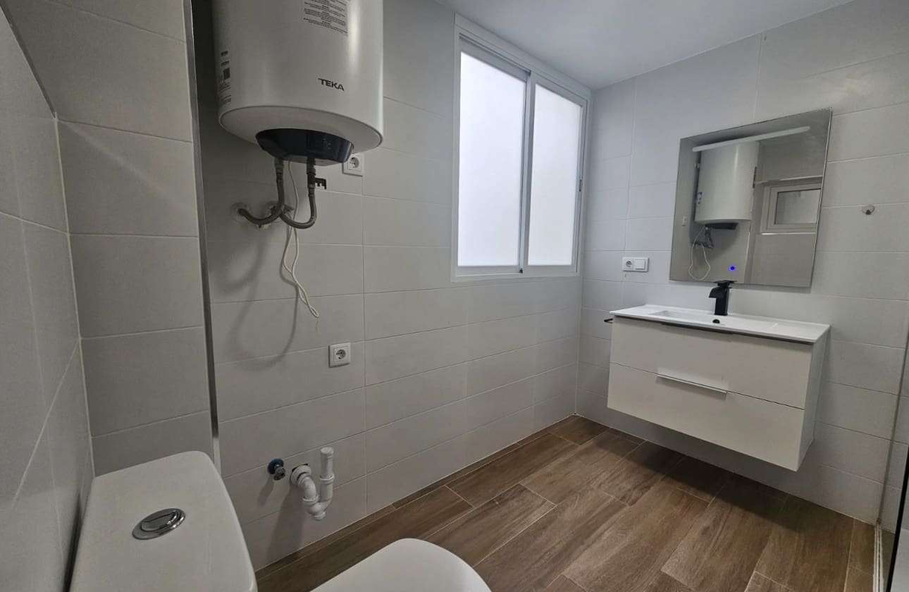 3 makuuhuone Ranta-asunto myytävänä paikassa Guardamar del Segura mukana 
autotalli - 220 000 € (Ref: 9808603)