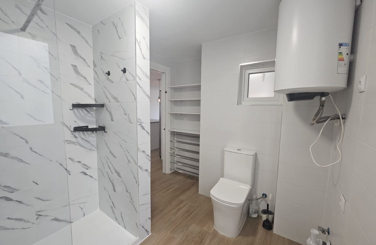 3 makuuhuone Ranta-asunto myytävänä paikassa Guardamar del Segura mukana 
autotalli - 220 000 € (Ref: 9808603)