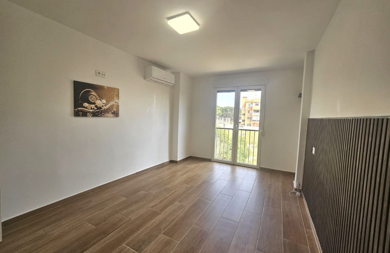 3 makuuhuone Ranta-asunto myytävänä paikassa Guardamar del Segura mukana 
autotalli - 220 000 € (Ref: 9808603)