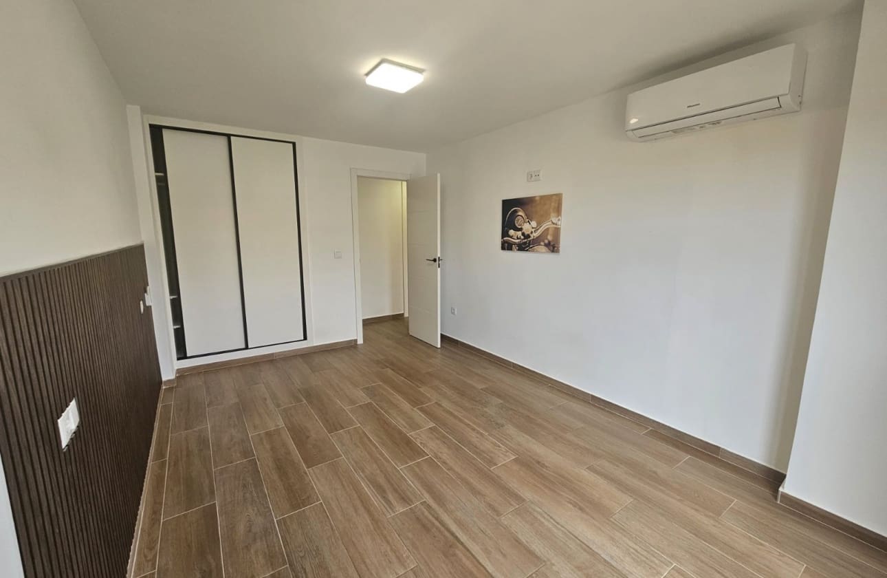 3 makuuhuone Ranta-asunto myytävänä paikassa Guardamar del Segura mukana 
autotalli - 220 000 € (Ref: 9808603)