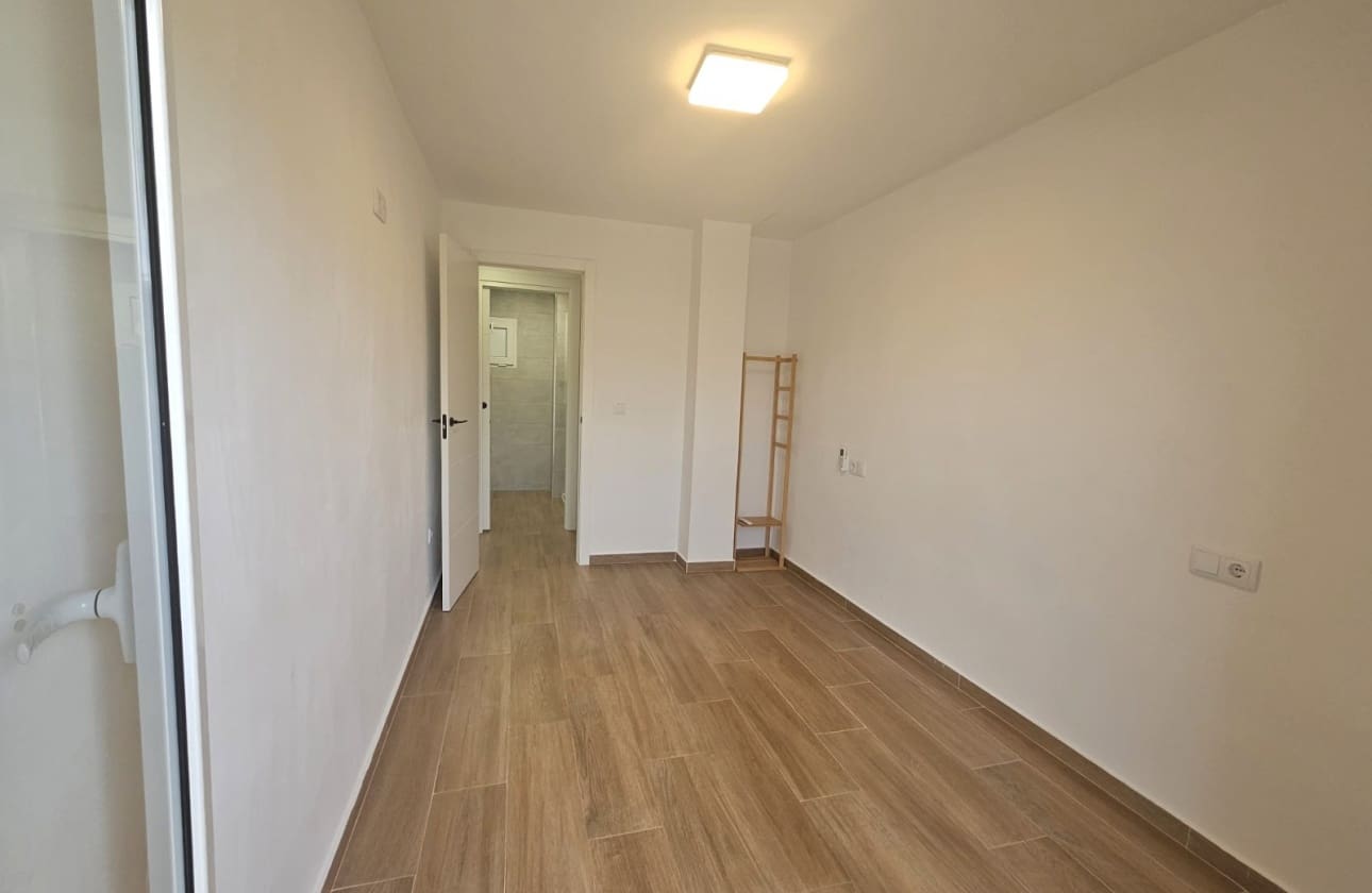 3 makuuhuone Ranta-asunto myytävänä paikassa Guardamar del Segura mukana 
autotalli - 220 000 € (Ref: 9808603)