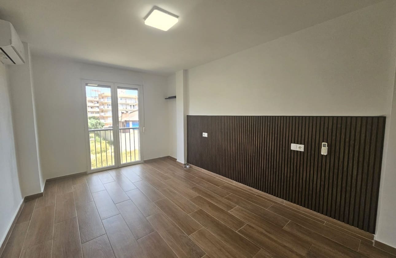 3 makuuhuone Ranta-asunto myytävänä paikassa Guardamar del Segura mukana 
autotalli - 220 000 € (Ref: 9808603)