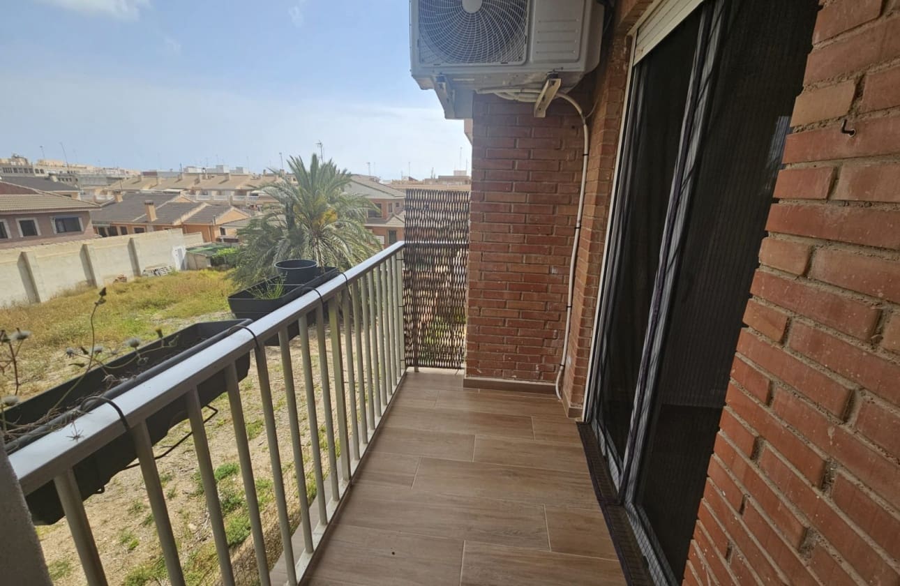 3 makuuhuone Ranta-asunto myytävänä paikassa Guardamar del Segura mukana 
autotalli - 220 000 € (Ref: 9808603)