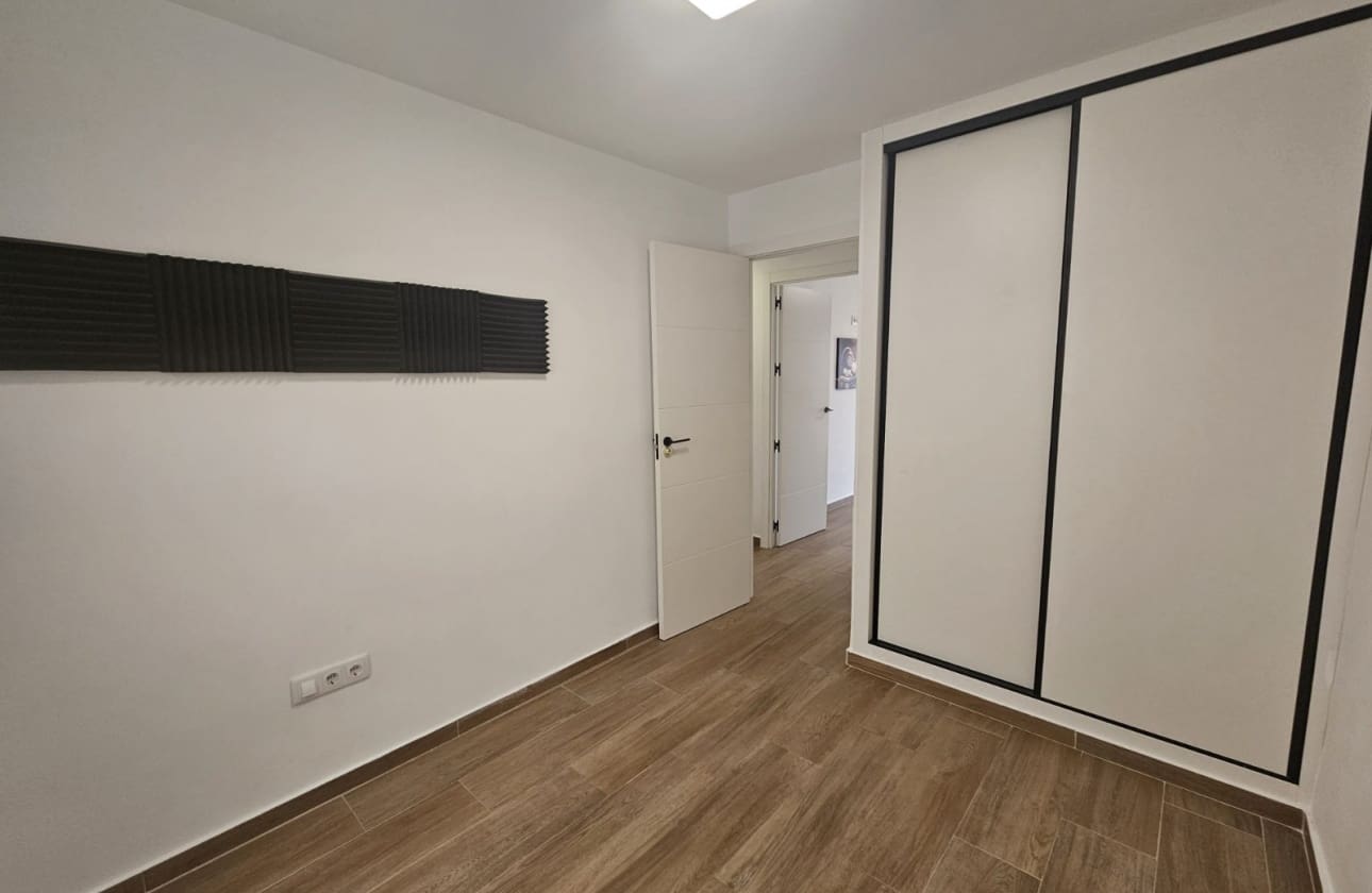 3 makuuhuone Ranta-asunto myytävänä paikassa Guardamar del Segura mukana 
autotalli - 220 000 € (Ref: 9808603)