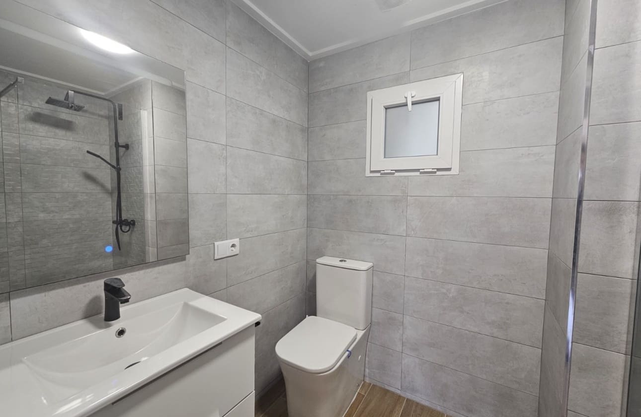 3 makuuhuone Ranta-asunto myytävänä paikassa Guardamar del Segura mukana 
autotalli - 220 000 € (Ref: 9808603)