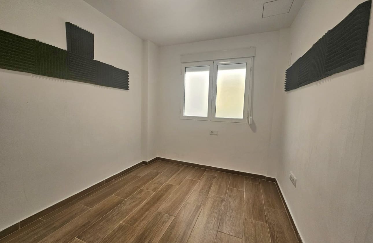 3 makuuhuone Ranta-asunto myytävänä paikassa Guardamar del Segura mukana 
autotalli - 220 000 € (Ref: 9808603)