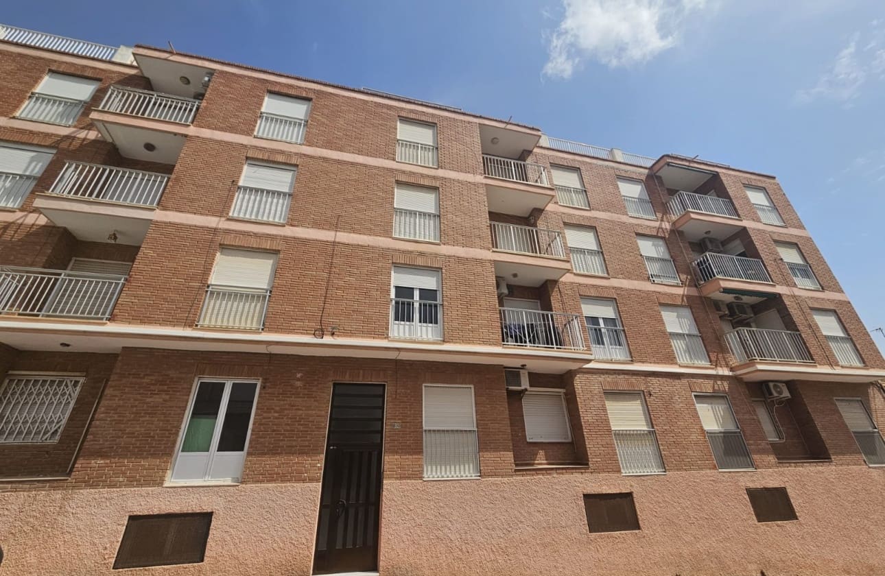 3 makuuhuone Ranta-asunto myytävänä paikassa Guardamar del Segura mukana 
autotalli - 220 000 € (Ref: 9808603)