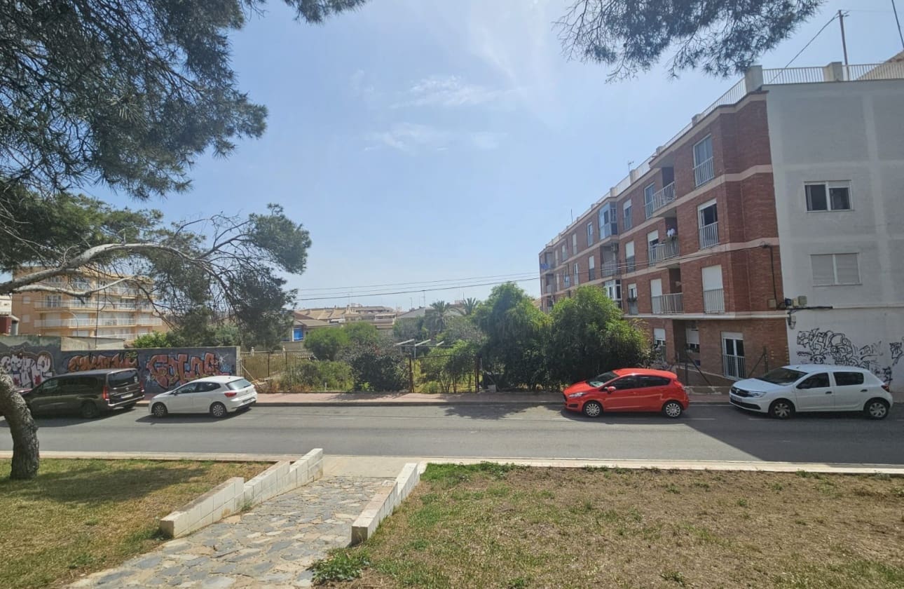 3 makuuhuone Ranta-asunto myytävänä paikassa Guardamar del Segura mukana 
autotalli - 220 000 € (Ref: 9808603)