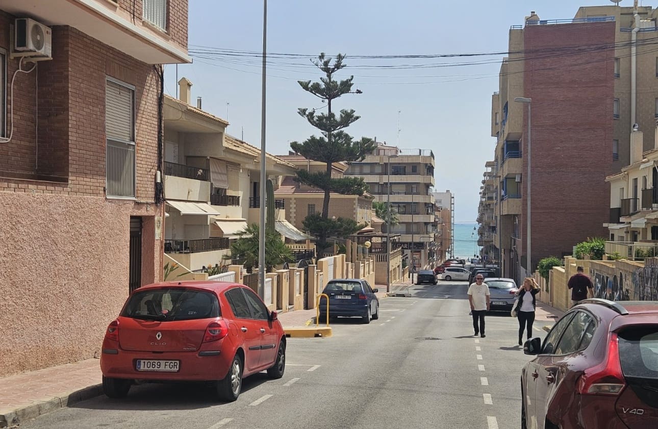 3 makuuhuone Ranta-asunto myytävänä paikassa Guardamar del Segura mukana 
autotalli - 220 000 € (Ref: 9808603)