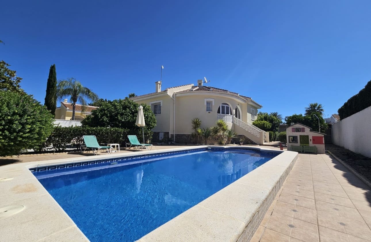 Chalet de 3 habitaciones en Ciudad Quesada en venta con piscina garaje - 430.000 € (Ref: 9815150)