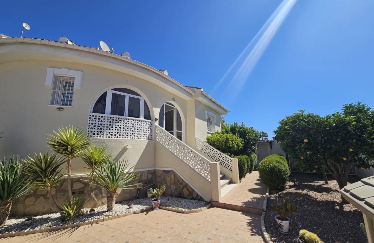 Chalet de 3 habitaciones en Ciudad Quesada en venta con piscina garaje - 430.000 € (Ref: 9815150)