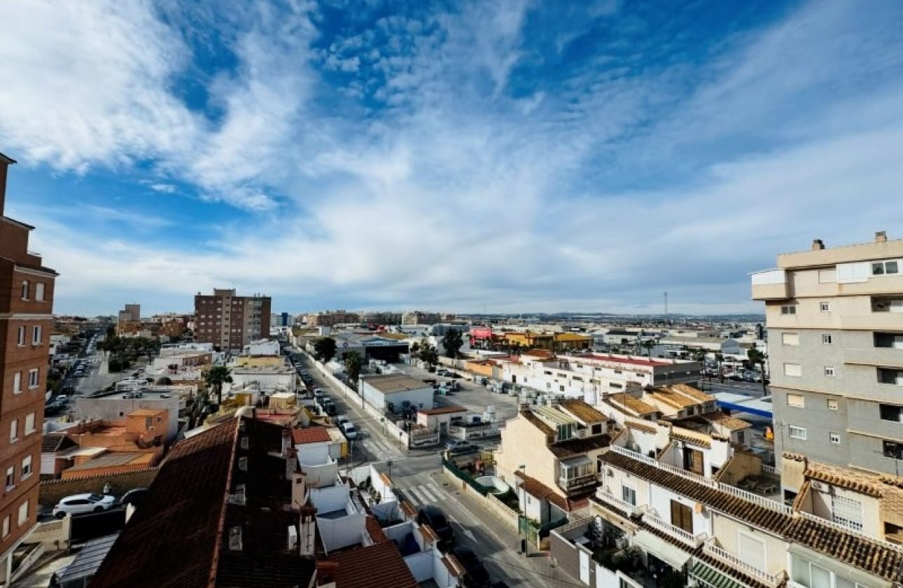2 makuuhuone Huoneisto myytävänä paikassa Torrevieja mukana uima-altaan - 179 000 € (Ref: 9826575)
