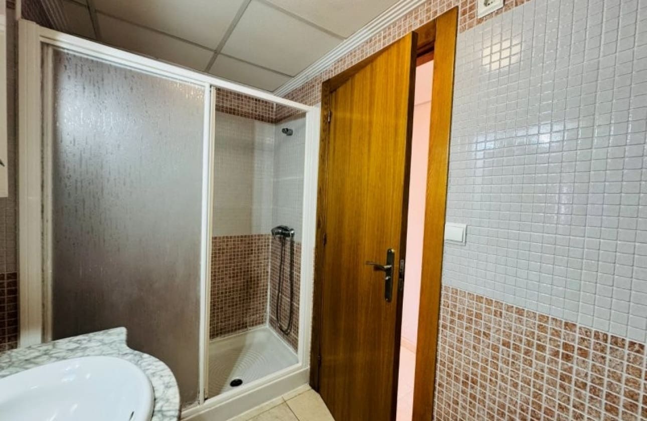 2 makuuhuone Huoneisto myytävänä paikassa Torrevieja mukana uima-altaan - 179 000 € (Ref: 9826575)