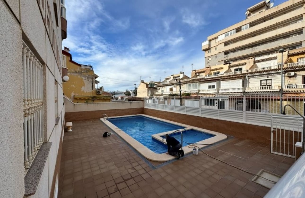 2 makuuhuone Huoneisto myytävänä paikassa Torrevieja mukana uima-altaan - 179 000 € (Ref: 9826575)